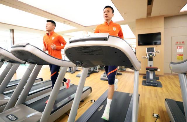 b体育-泰山第一练孙准浩视频被热议 双冠王带着严肃上路